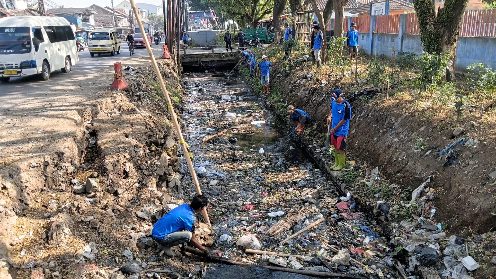 Meriahkan HUT RI ke-81, Pentahelix Dayeuhkolot dan Relawan Prima Bersihkan Saluran Cipalasari